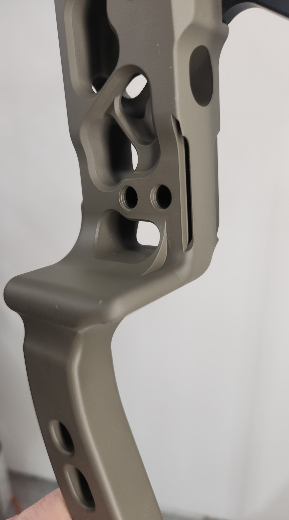 CNC-machined Super Magnesium AM08 riser detail